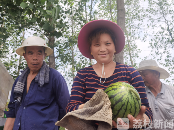 澳门天天好挂牌正版和商家互砸西瓜丢荔枝与